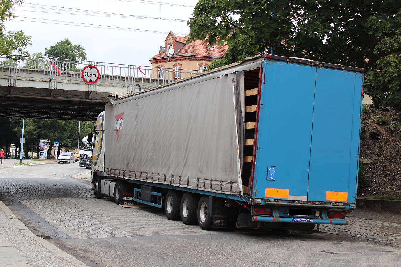 Złamał zakaz, uszkodził wiadukt (FOTO, WIDEO)