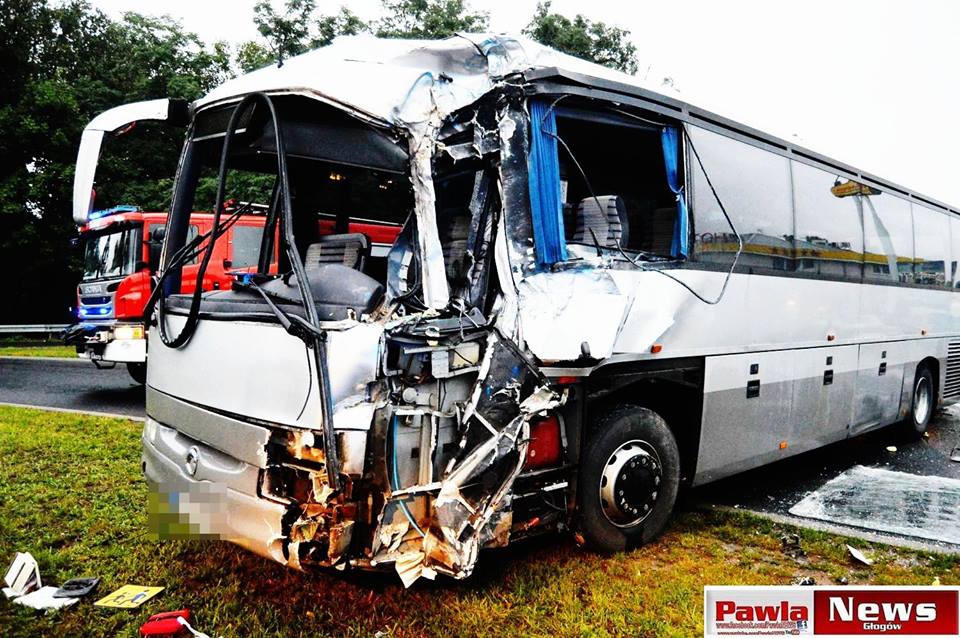 Naczepa uderzyła w autobus (FOTO)