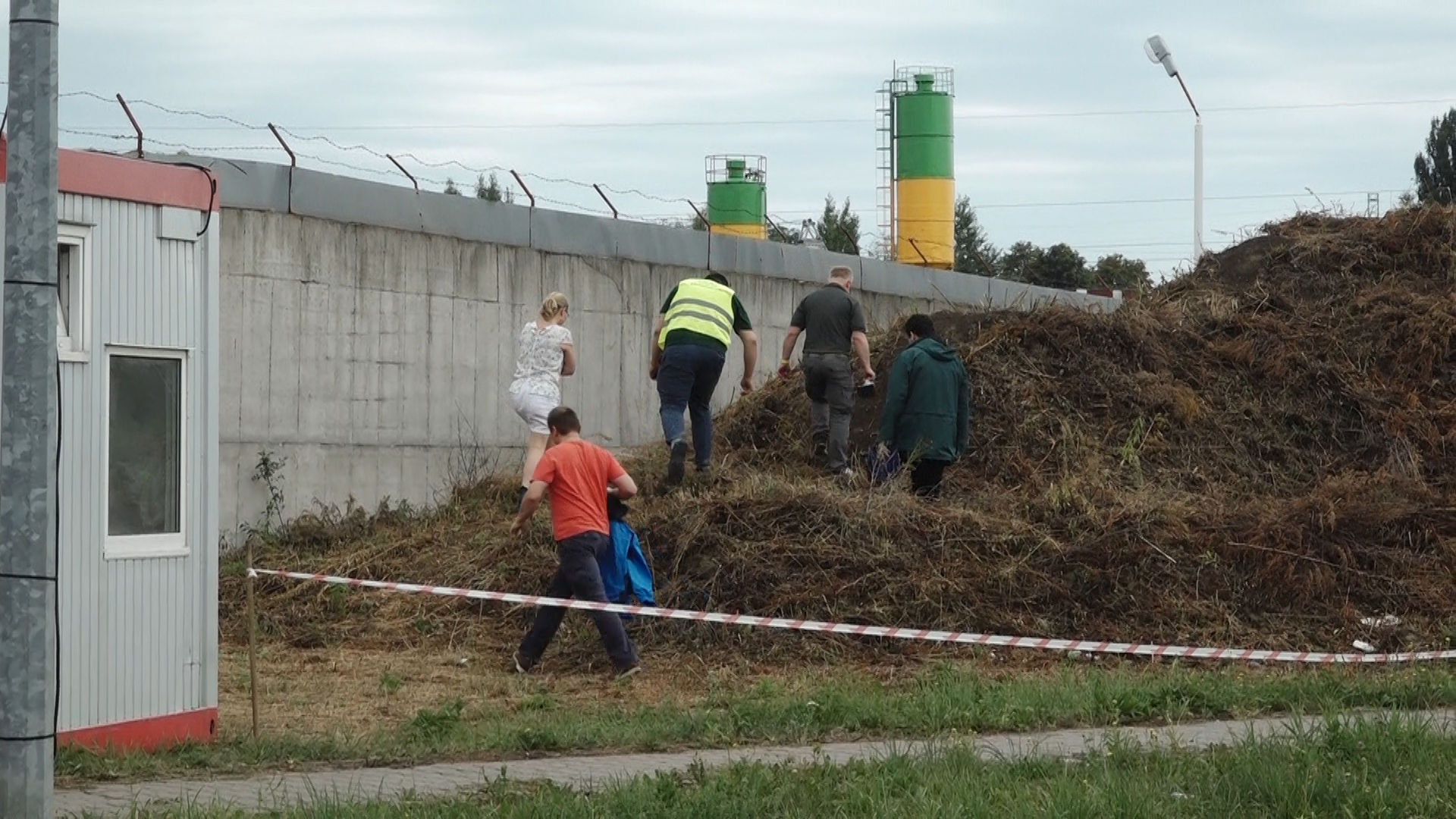 Urzędnicy nie weszli na teren składowiska. Nie mieli kluczy (WIDEO, FOTO)