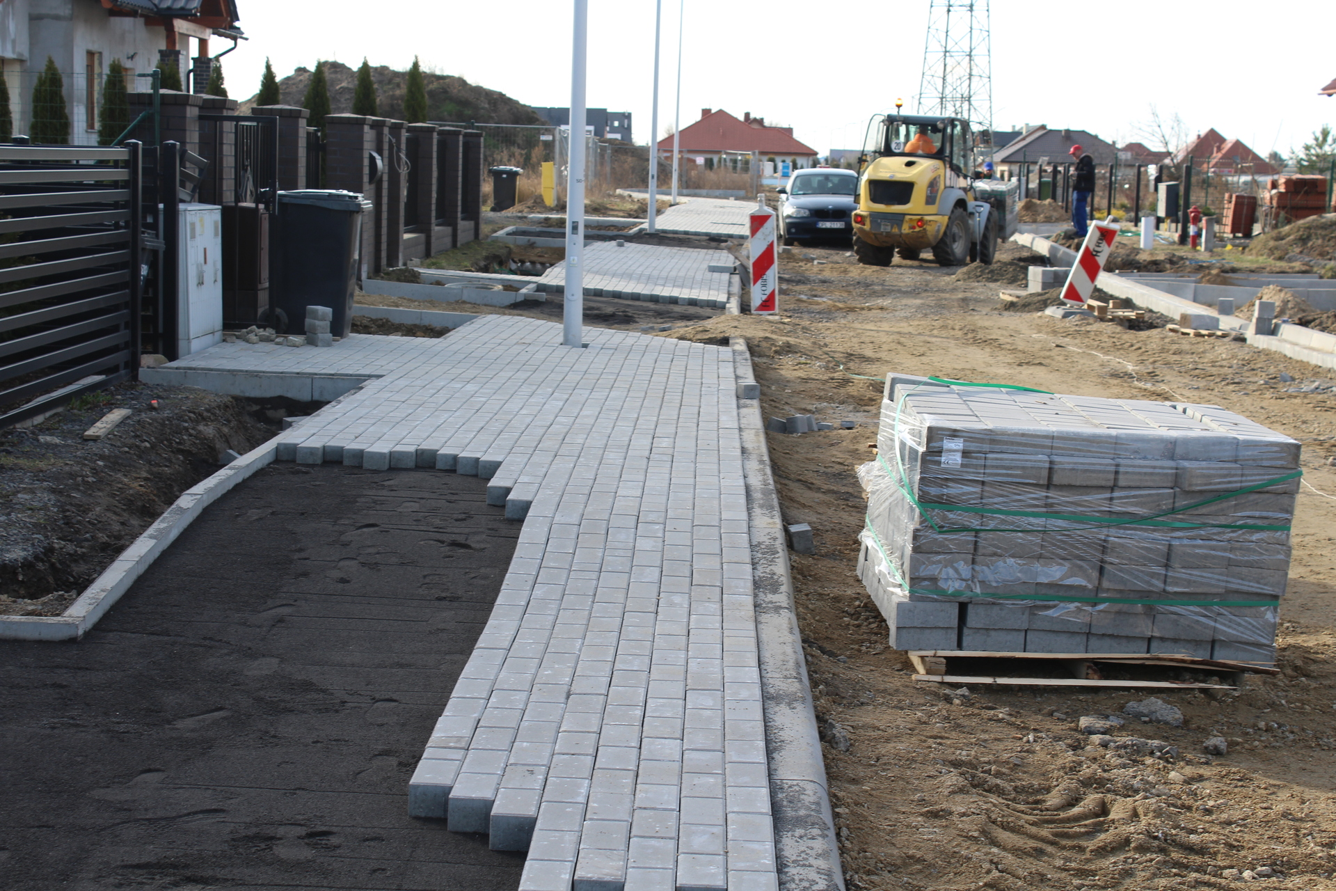 Mają nowy chodnik i zatokę postojową (FOTO)