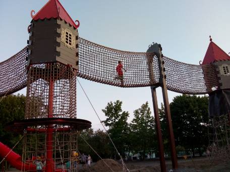 Dlaczego dzieci bawią się na placu budowy?