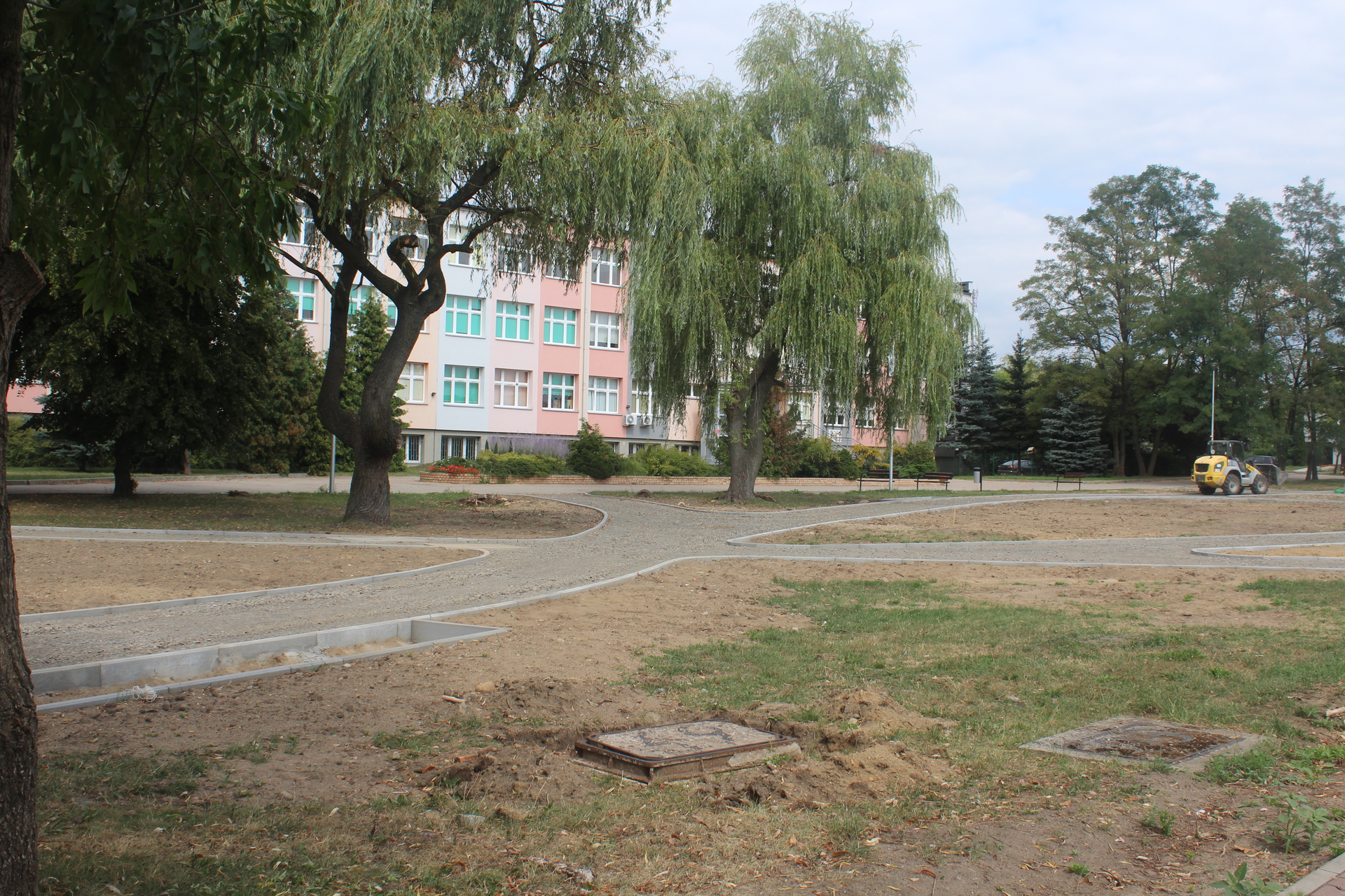 Modernizują tereny obok polkowickiej „dwójki”  