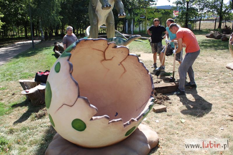 Montują nowe dinozaury (FOTO, WIDEO)