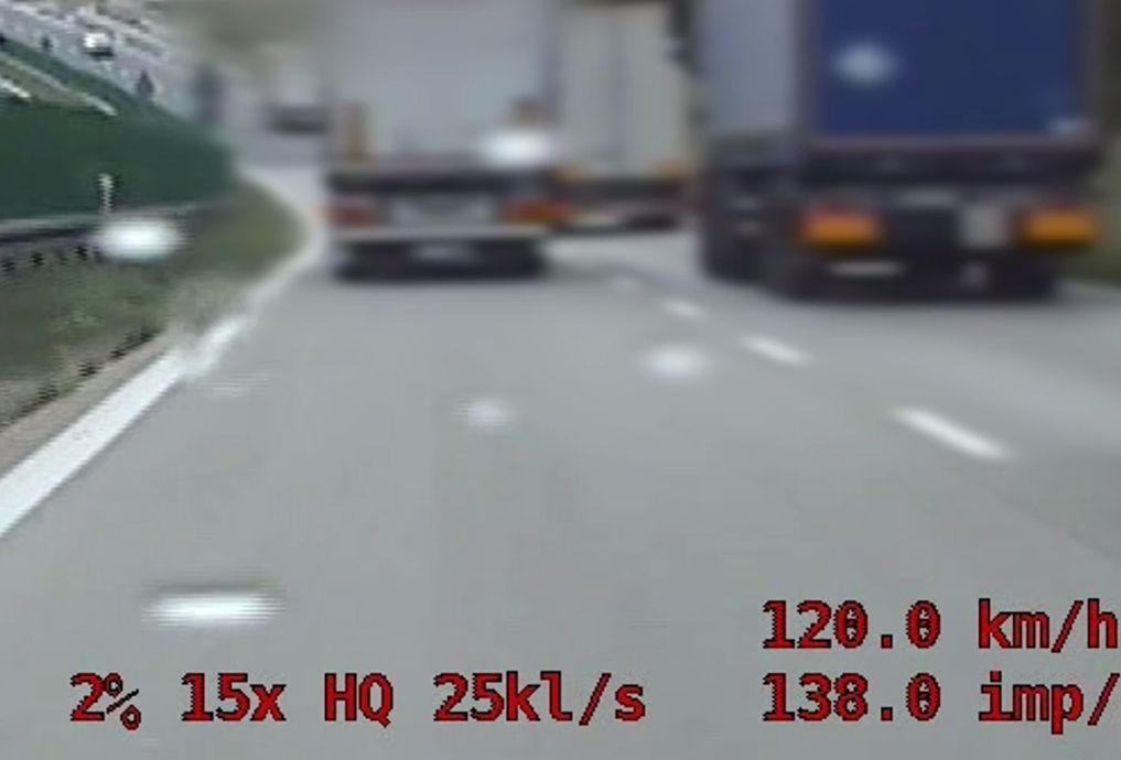 Ciężarówki wciąż wyprzedzają. Policja grozi palcem (WIDEO)