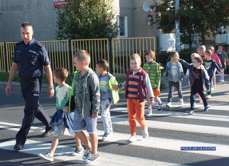Policjanci odwiedzają szkoły (FOTO)