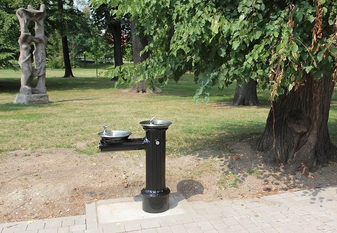 Wandale ukradli poidełko. Straty na ponad 30 tys.