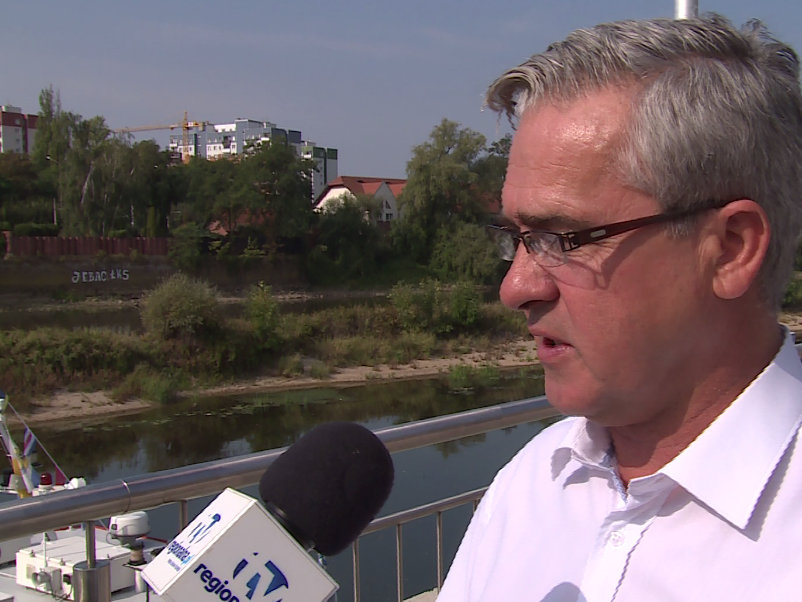 Piłkarskie emocje widoczne na murze