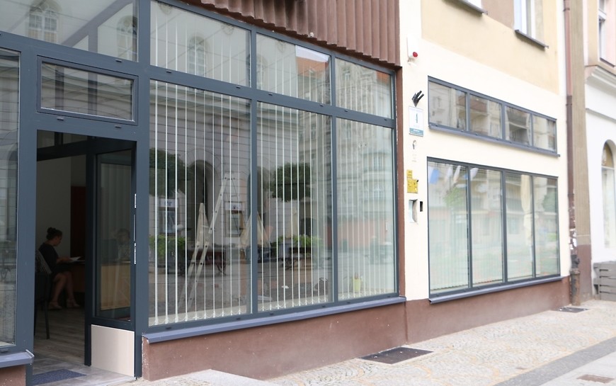 Urzędnicy czekają w dawnej Cepelii