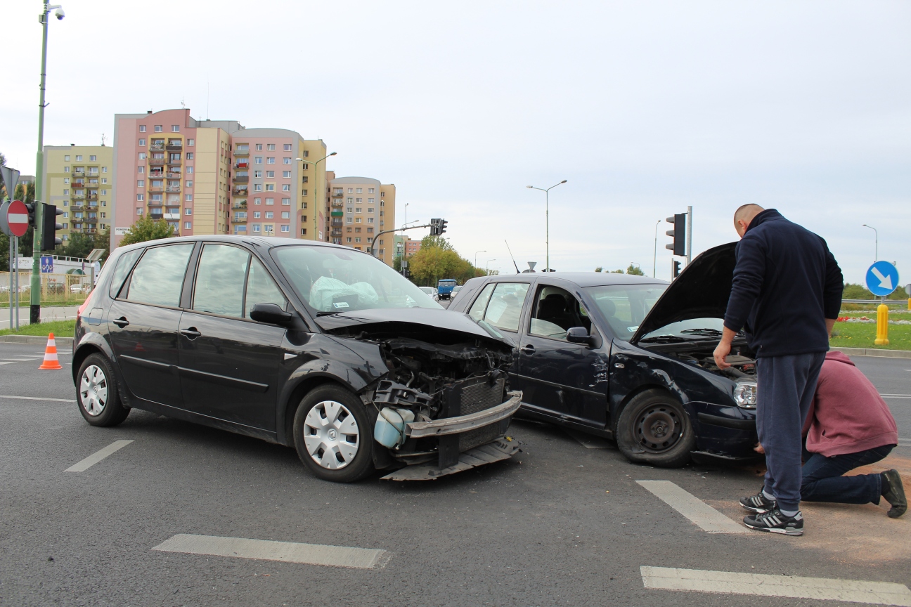 Kolizja na rondzie Niepodległości (FOTO, WIDEO)