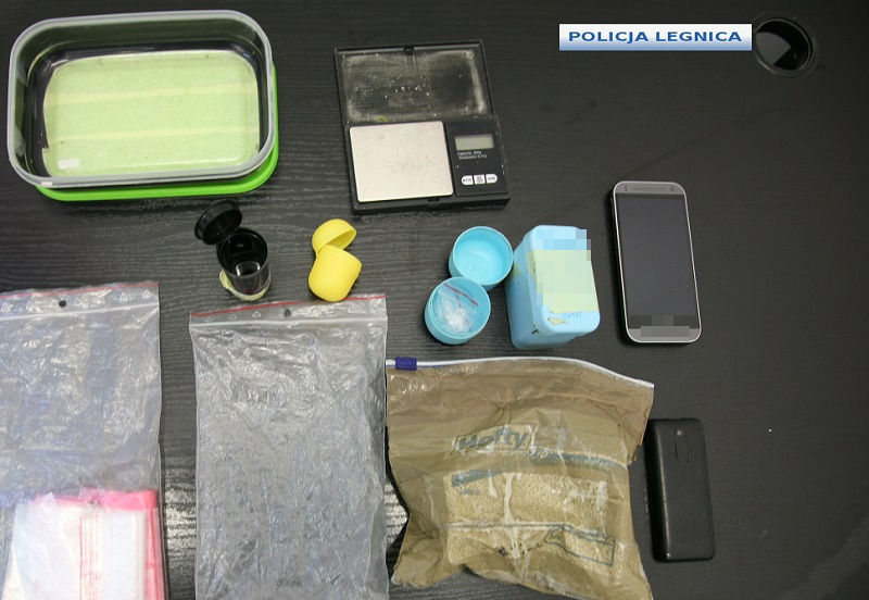 Motocyklista wiózł 700 porcji narkotyków