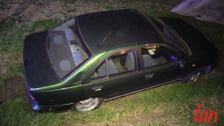 Zdradliwe zakręty na krajowej „trójce”. Nissan wylądował w rowie (FOTO, WIDEO)