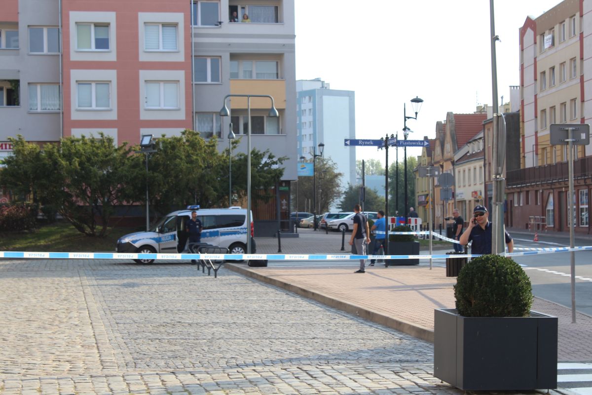 Podejrzany ładunek w Ratuszu. Policja pilnuje budynku (AKTUALIZACJA, FOTO)