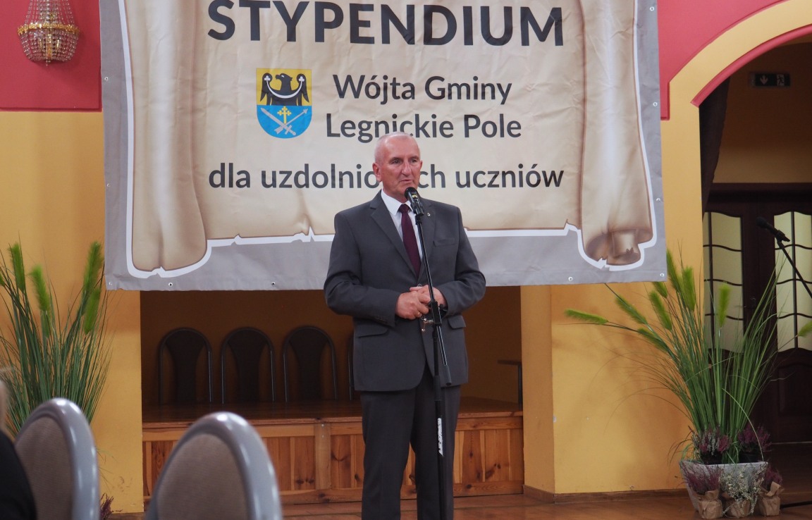 Wójt Legnickiego Pola wręczył stypendia