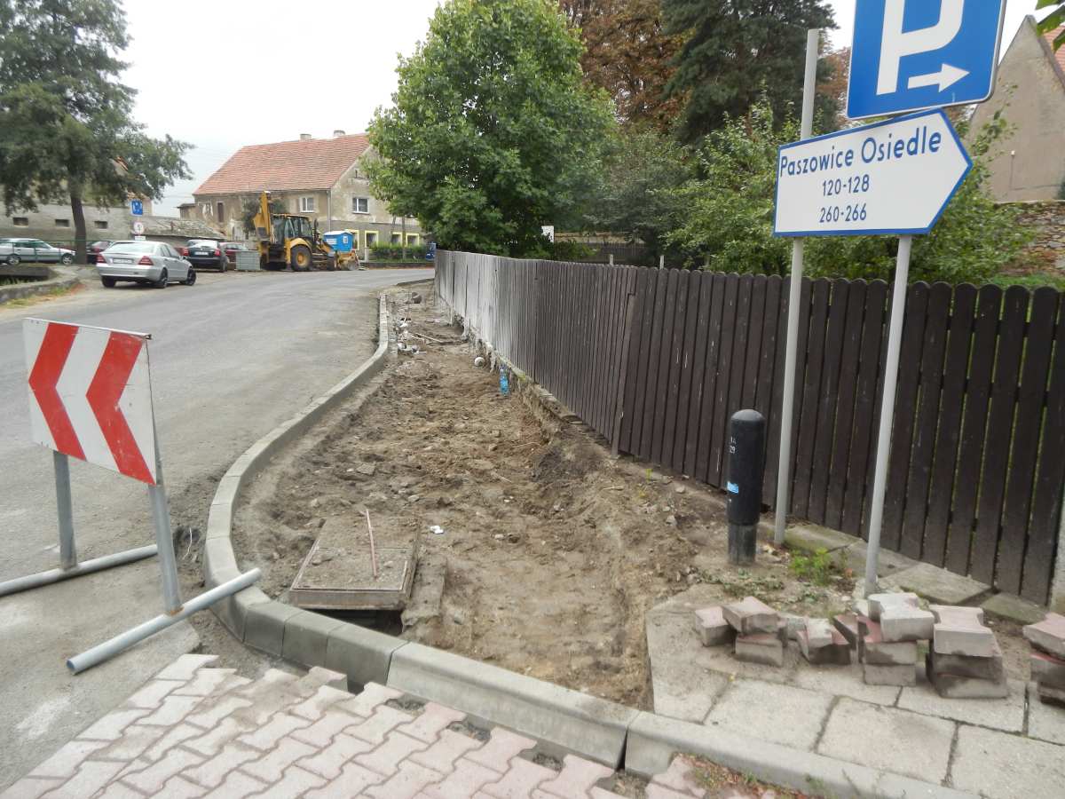 Ruszył remont chodnika, drogę przebudują wkrótce  (FOTO)