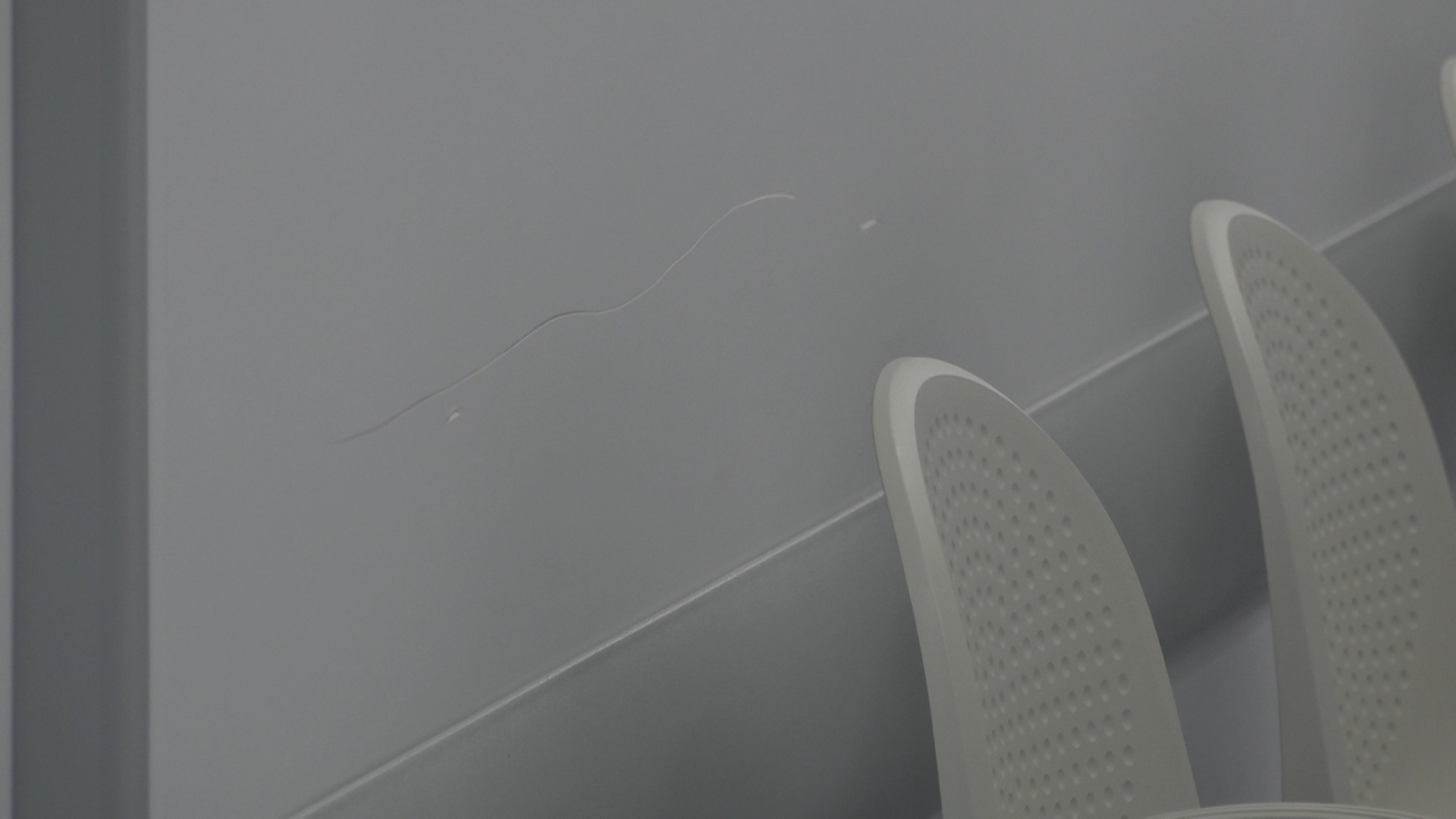 Porysowane ściany na ginekologii. Policja szuka wandali (WIDEO)