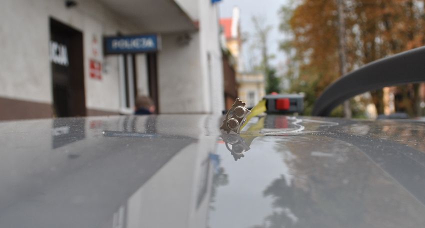 Rzucał rowerem w auto, potem zaczął uciekać