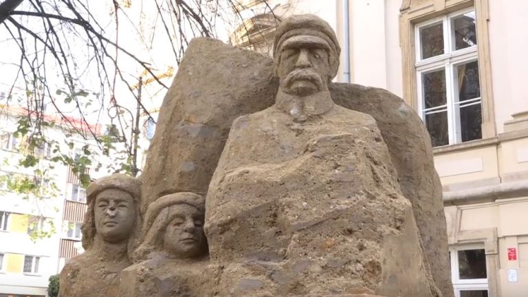 Piaskiem i gliną dla Niepodległej