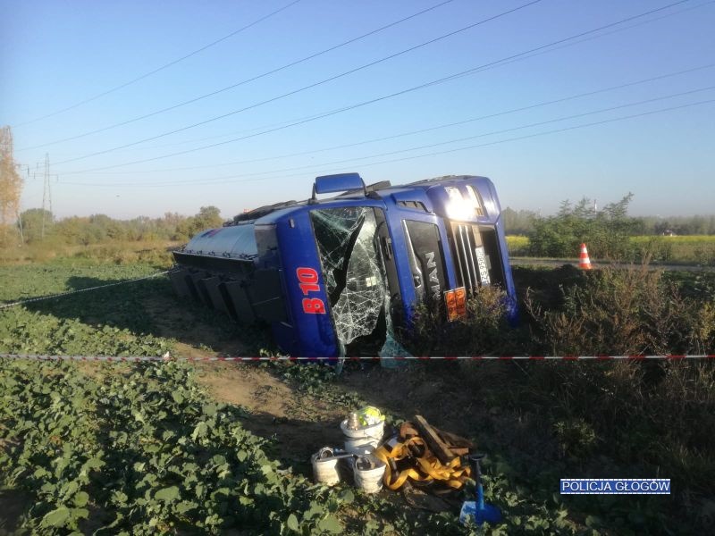 Cysterna z kwasem siarkowym wypadła z drogi (FOTO)