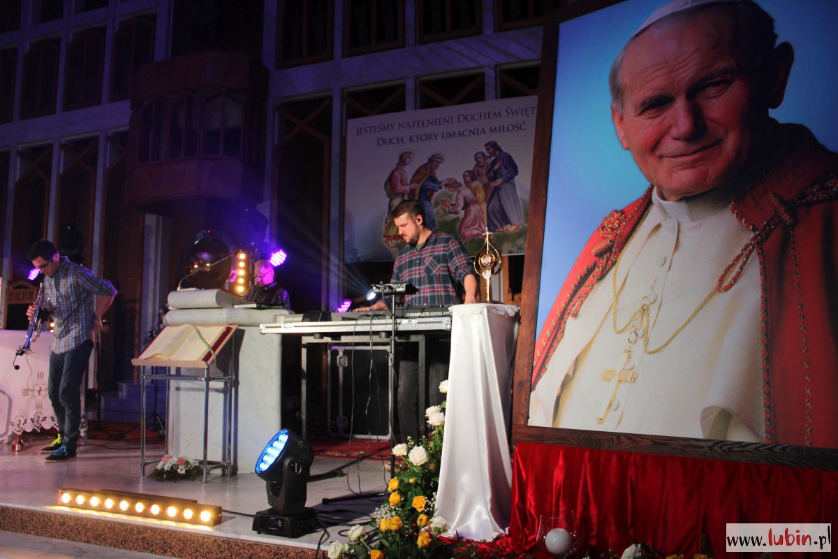 Oddali hołd papieżowi (FOTO)