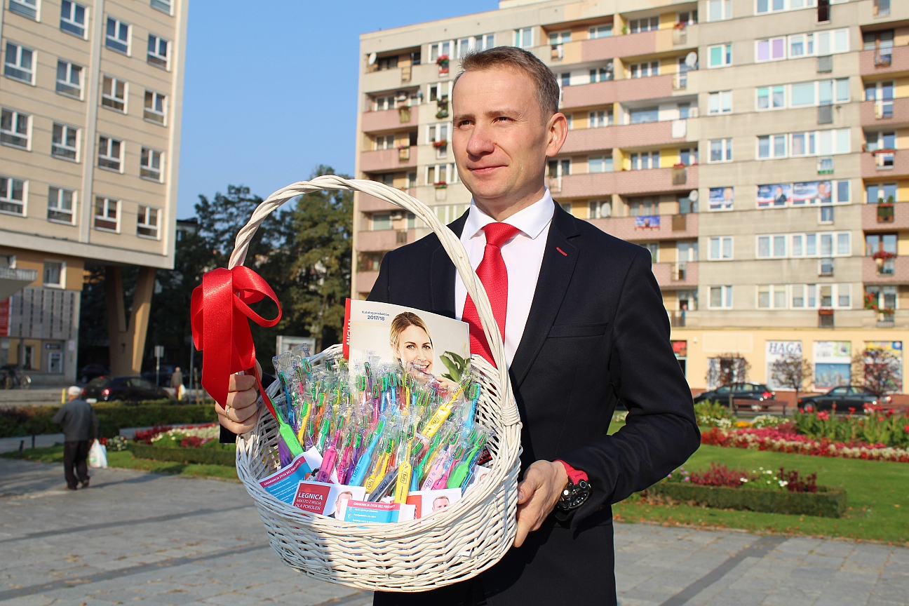 Huzarski krytykuje Ratusz i rozdaje szczoteczki do zębów