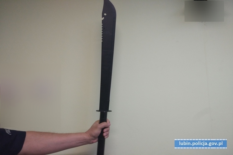 18-latka wymuszała oddanie długu… półmetrową maczetą