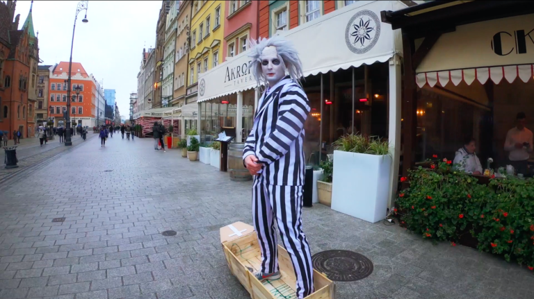 Jeździł po mieście… na trumnie (WIDEO)
