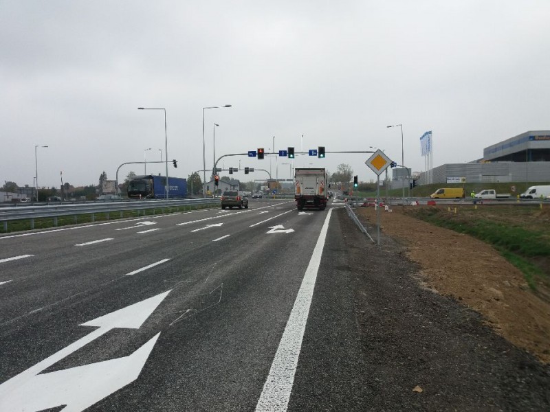 Światła na ruchliwym skrzyżowaniu już działają