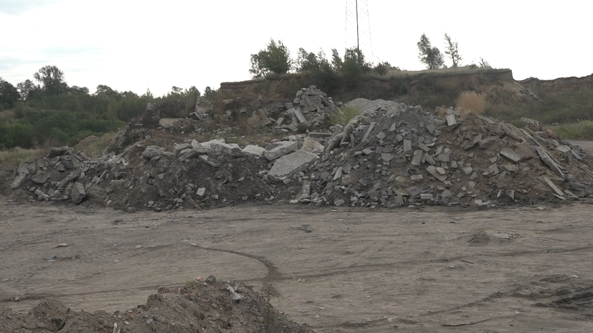 Miał rekultywować teren, a zakopywał niebezpieczne odpady (WIDEO)