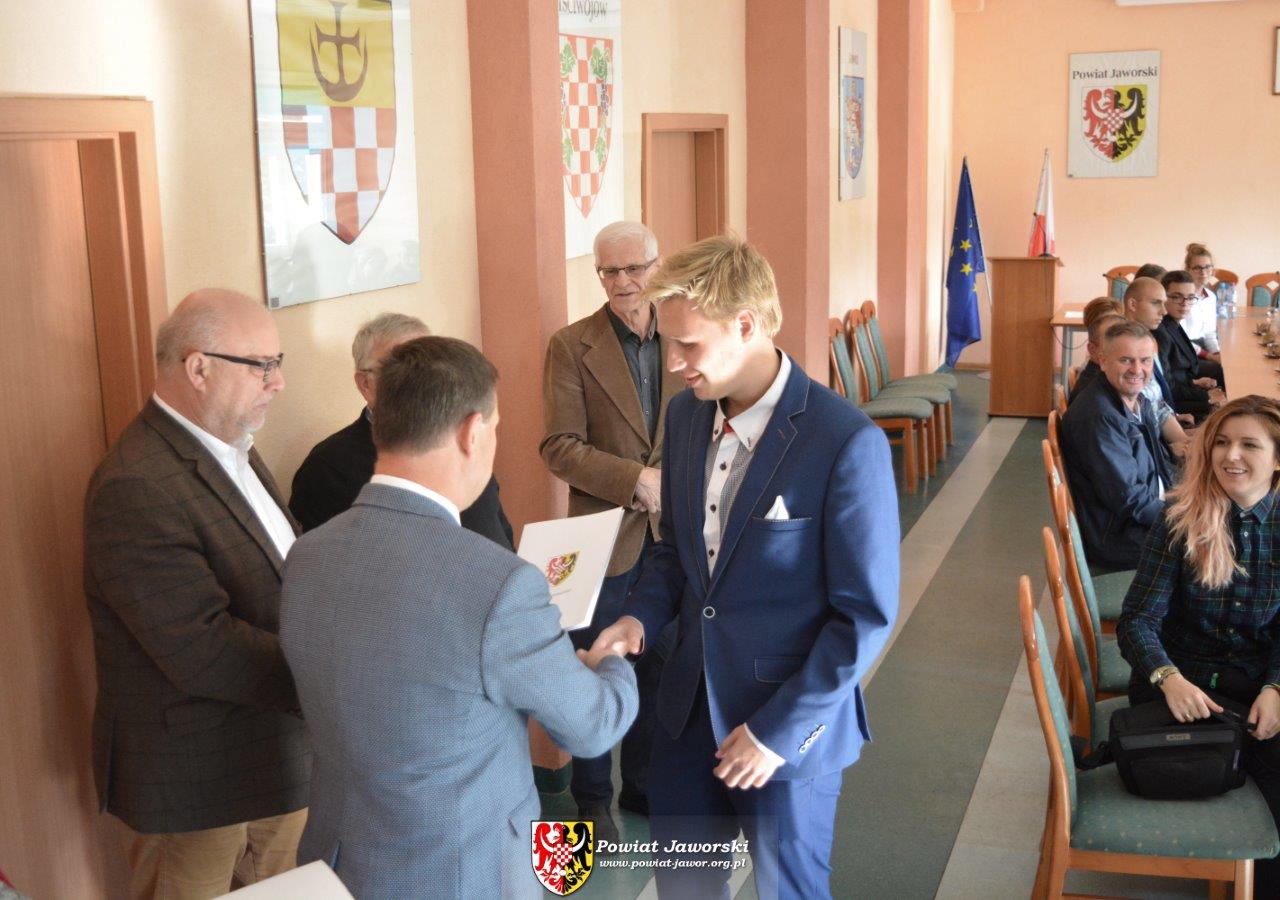 Najlepsi uczniowie otrzymali stypendia (FOTO)