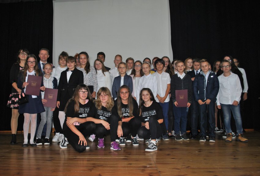 Uczniowie nagrodzeni przez wójta