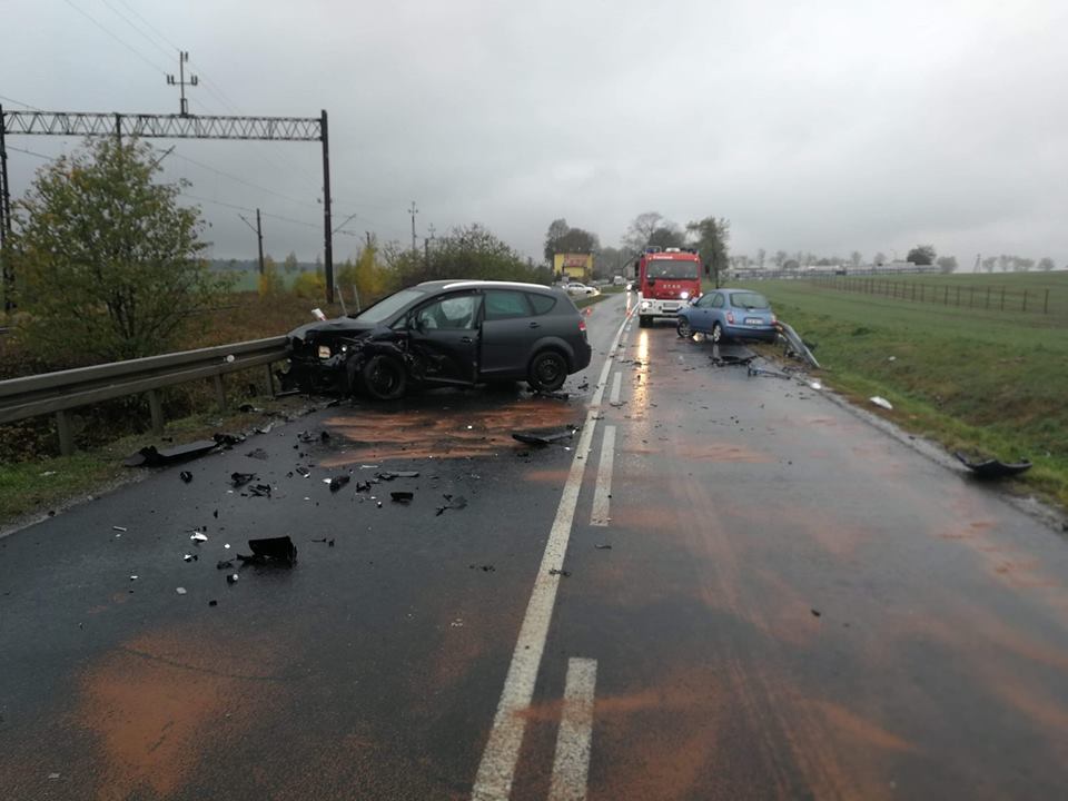 Czołowe zderzenie na drodze wojewódzkiej. Jedna osoba ranna