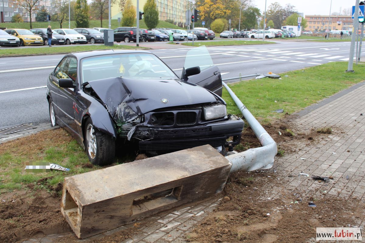 BMW wjechało w lampę (FOTO)