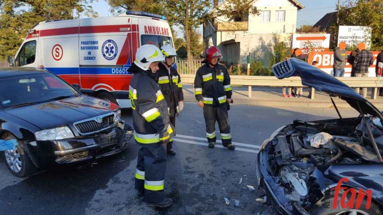 Czołowe zderzenie na moście (FOTO)