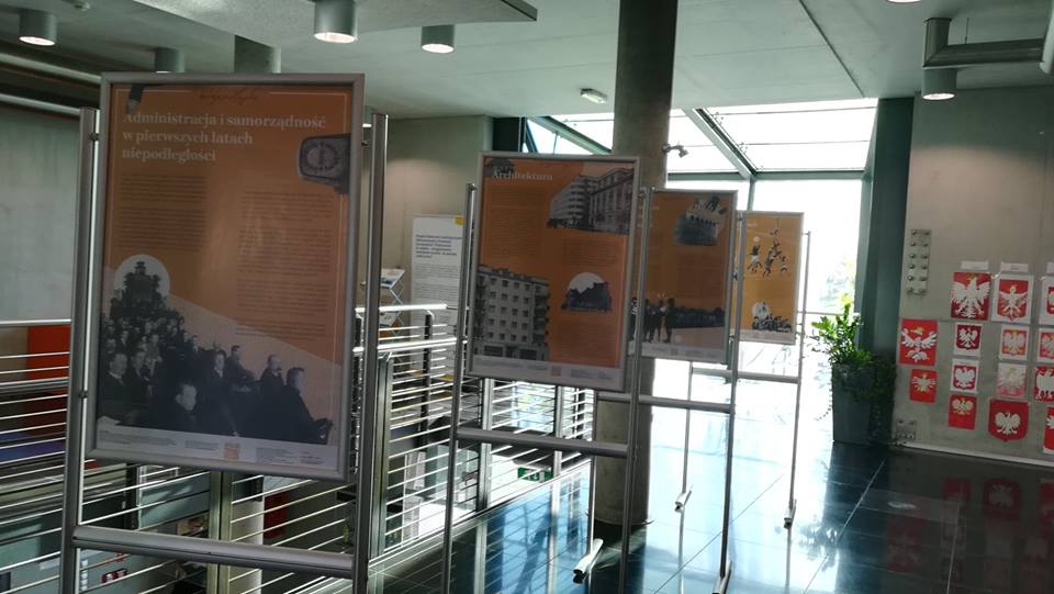 Niepodległościowa wystawa w polkowickim starostwie