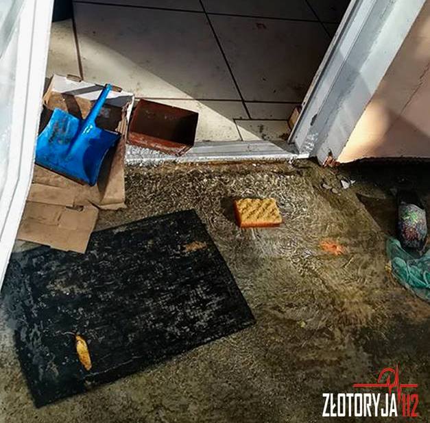 Pękła rura, mieszkanie zalane (FOTO)