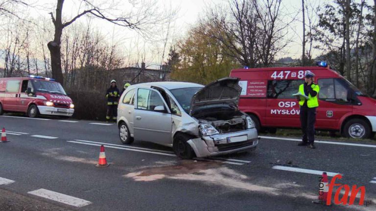 Zderzenie na krajowej „trójce”. Jedna osoba trafiła do szpitala (FOTO, WIDEO)