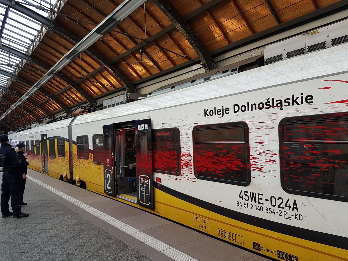 Wandal zniszczył pociąg pędzący 130 km/h!