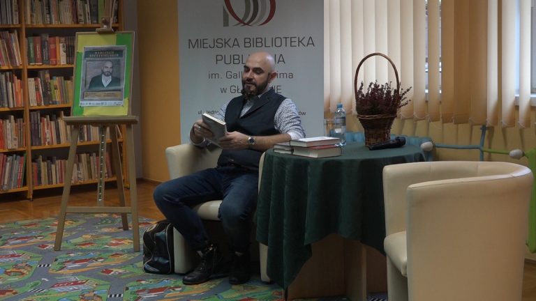 Młodzież na spotkaniu z pisarzem (WIDEO)