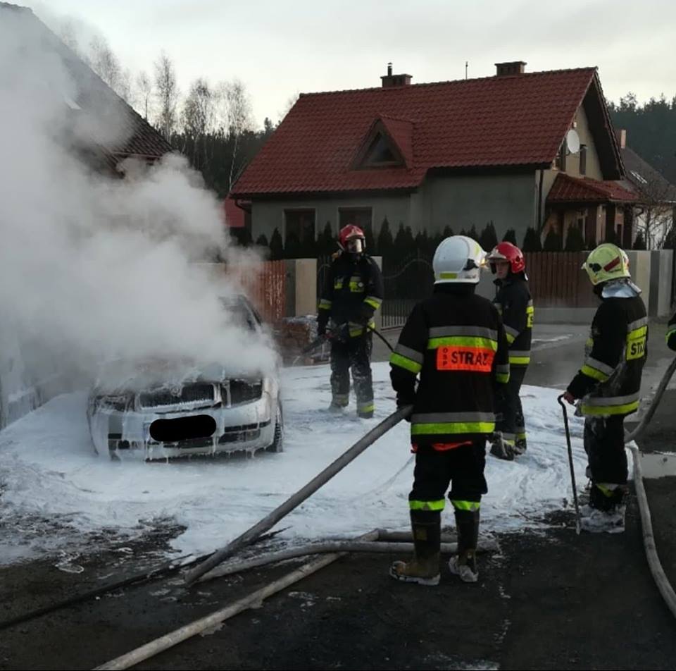 Dwa auta spłonęły w gminie Chocianów
