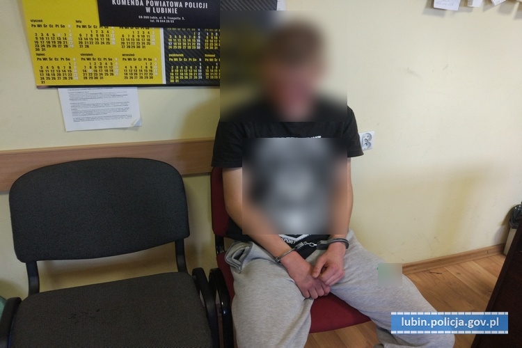 Płacił za zakupy skradzioną kartą płatniczą… 8 razy