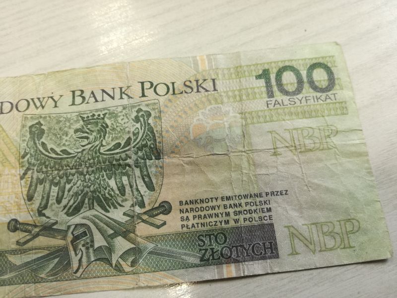 Płacili fałszywymi „stówkami”