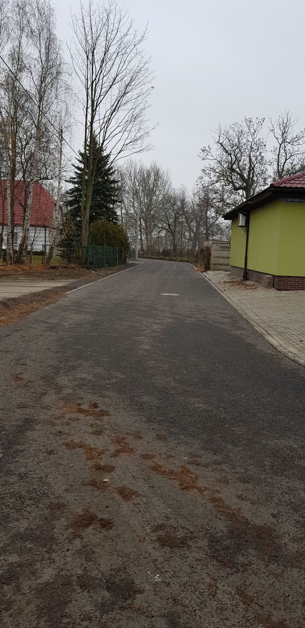 Po przebudowie drogi, zamiast betonowych płyt mają asfalt