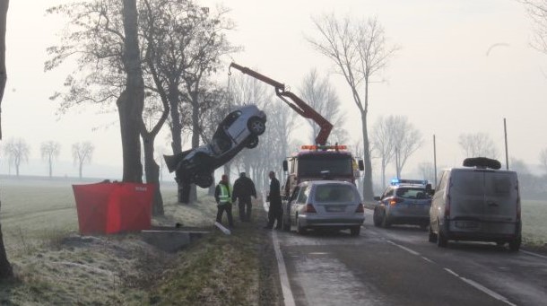 Śmiertelny wypadek. Auto uderzyło w drzewo [AKTUALIZACJA]