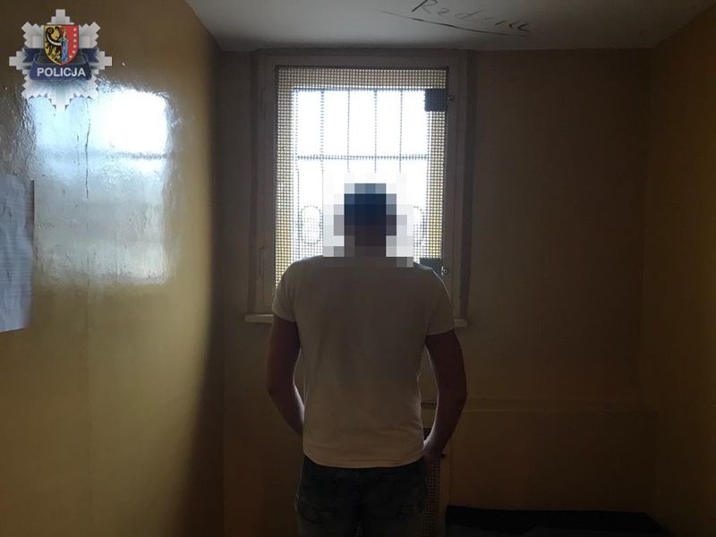 Wtargnął ze znajomymi do mieszkania byłej żony  