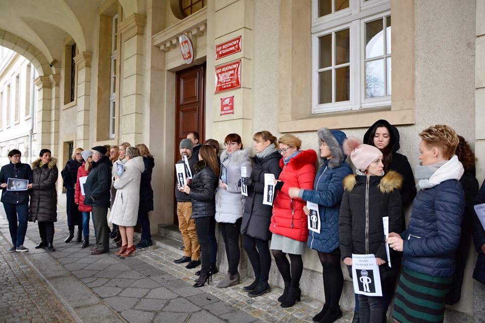 Pracownicy protestowali przed sądem (FOTO)