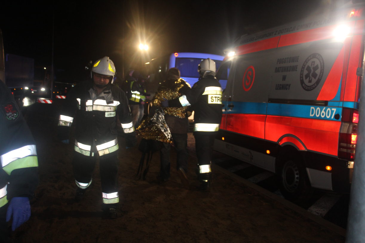 Autokar wpadł do rowu. Kilkanaście osób rannych! (FOTO)