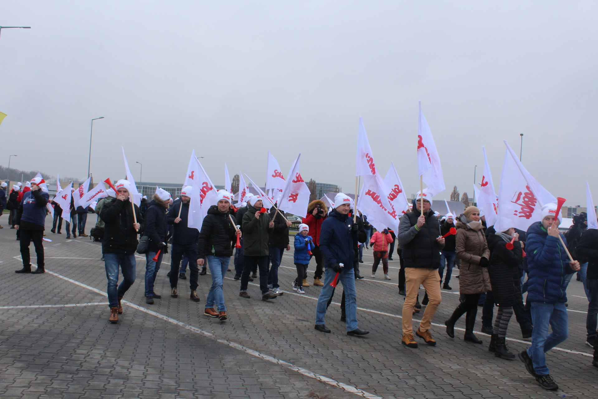 Międzynarodowa pikieta przed polkowickim Volkswagenem (FOTO)