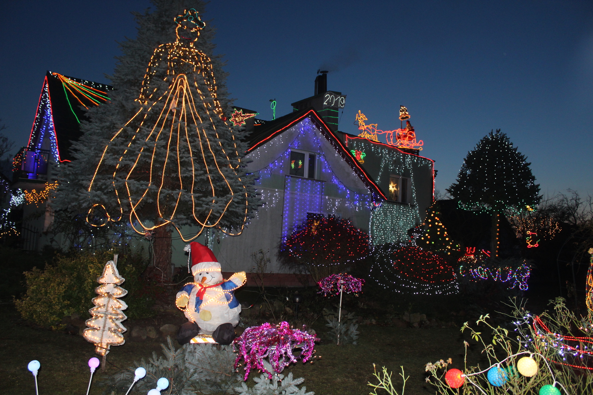 Świąteczna iluminacja „pani i pana Światełko” już gotowa (WIDEO, FOTO)