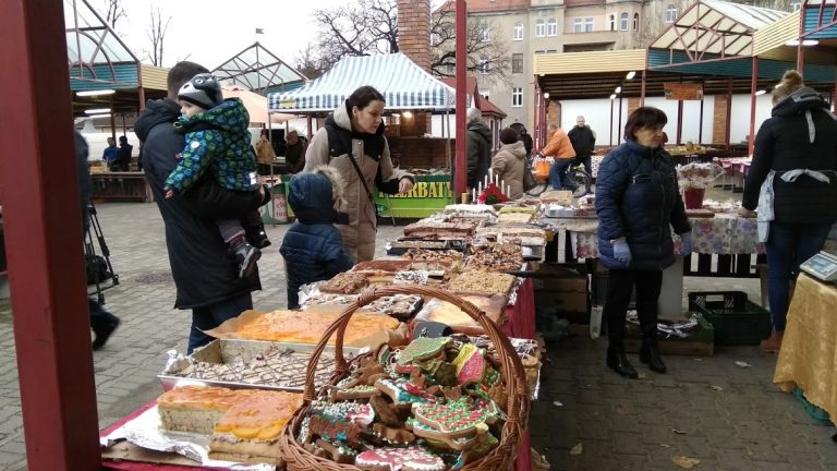 Przedświąteczne zakupy na jarmarku (FOTO)