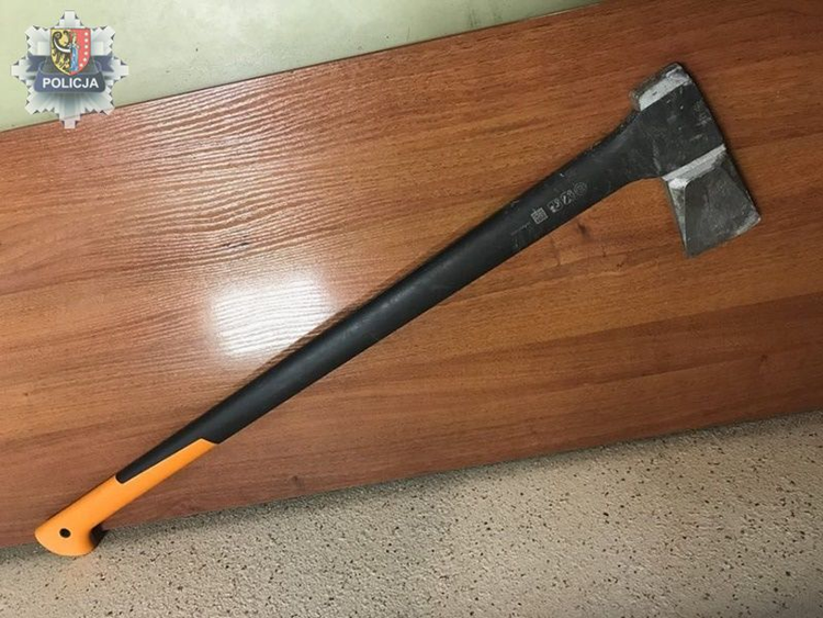 Atakował siekierą. Usłyszał zarzuty